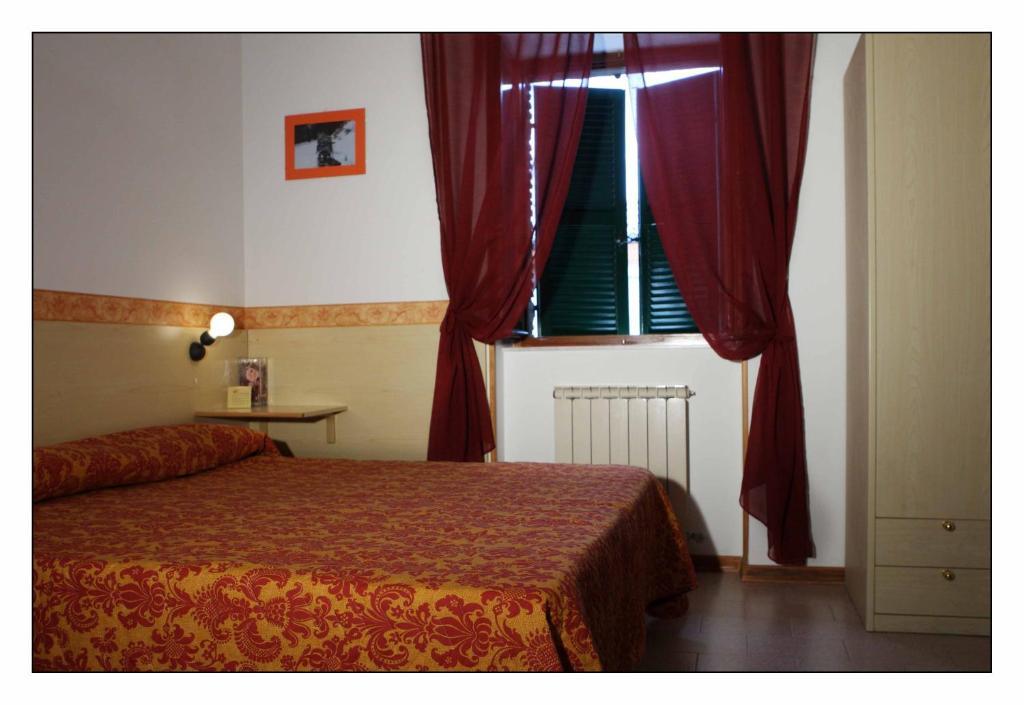 Due Torri Hotel San Severino Marche Kamer foto