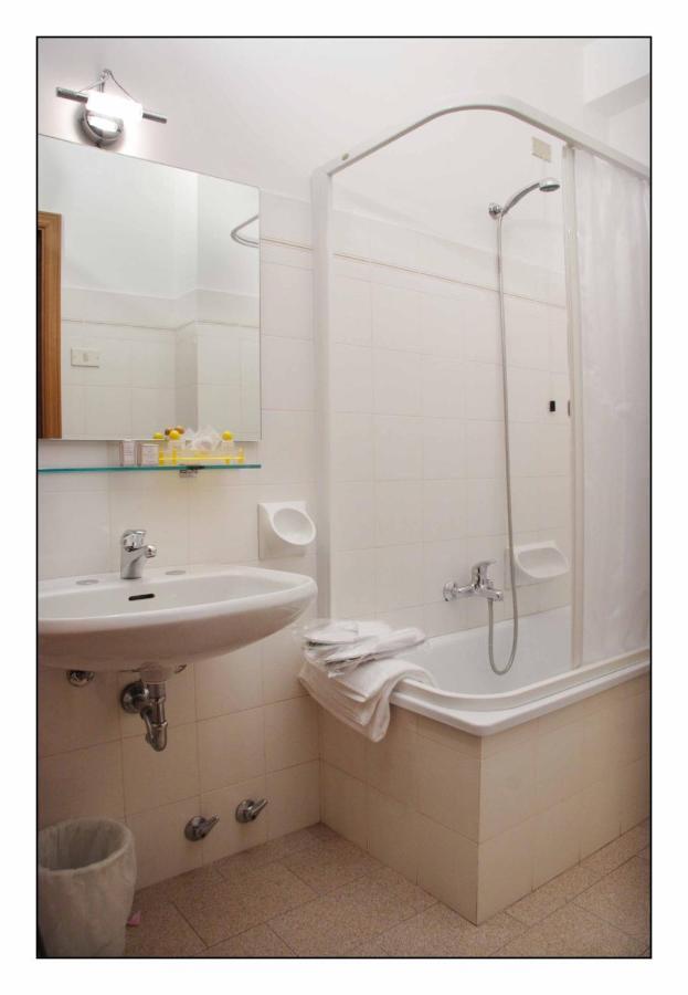 Due Torri Hotel San Severino Marche Kamer foto